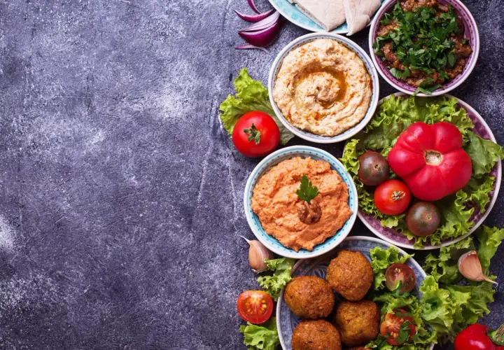 Pyszne falafel, hummus i inne przysmaki kuchni żydowskiej w Warszawie.