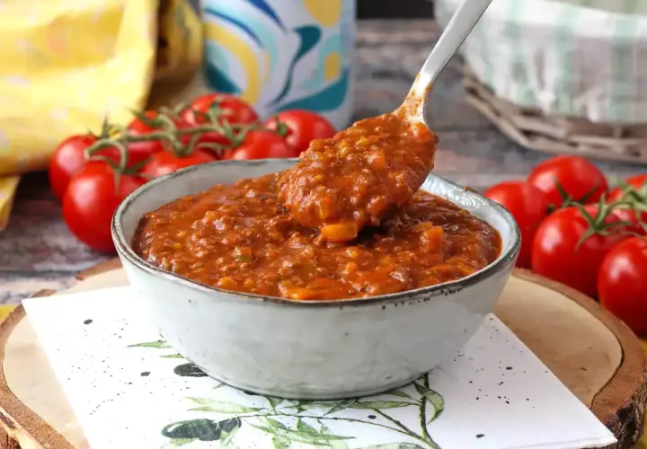 Gęste, aromatyczne ragu w misce, gotowe do podania. Idealny przepis na sos do makaronu.