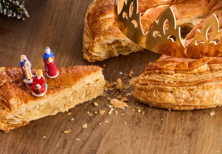 Złota korona i figurki Trzech Króli na pyszne ciasto trzech króli.