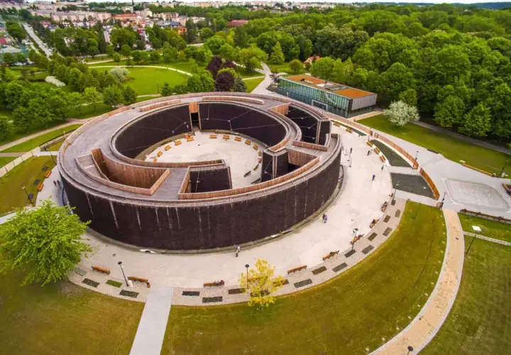 Tężnia w Busku-Zdroju, jedna z głównych atrakcji, otoczona zielenią i nowoczesną architekturą.