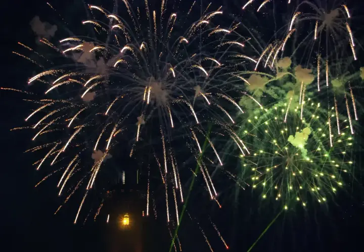 Sylwester nad morzem gdzie najlepiej? Fajerwerki rozświetlają nocne niebo nad latarnią morską, tworząc magiczną atmosferę.