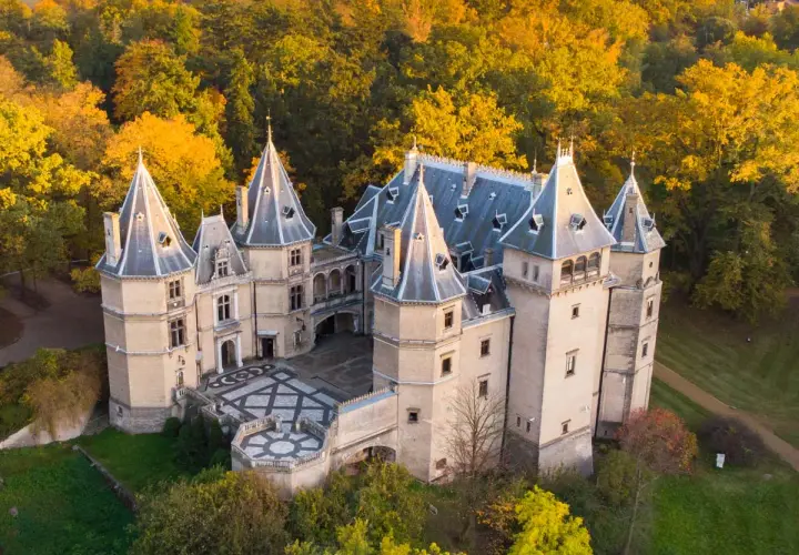 Piękny zamek w otoczeniu jesiennych drzew. Jedno z wielu wspaniałych zamków w Polsce, zachwyca architekturą i malowniczym położeniem.