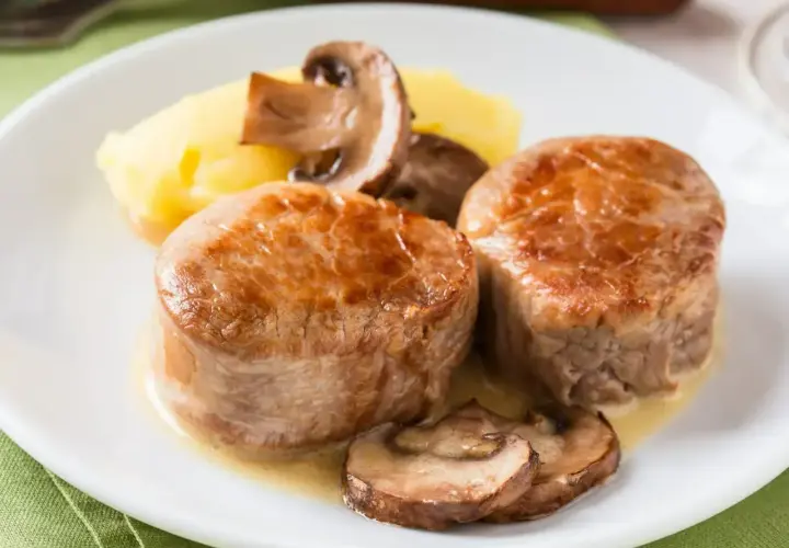 Polędwica wołowa przepis: soczyste medaliony z polędwicy wołowej podane z puree ziemniaczanym i pieczarkami. Pyszne danie!