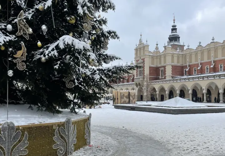 Świąteczna choinka i ośnieżone Sukiennice na Rynku Głównym. Kraków atrakcje zimą zachwycają.