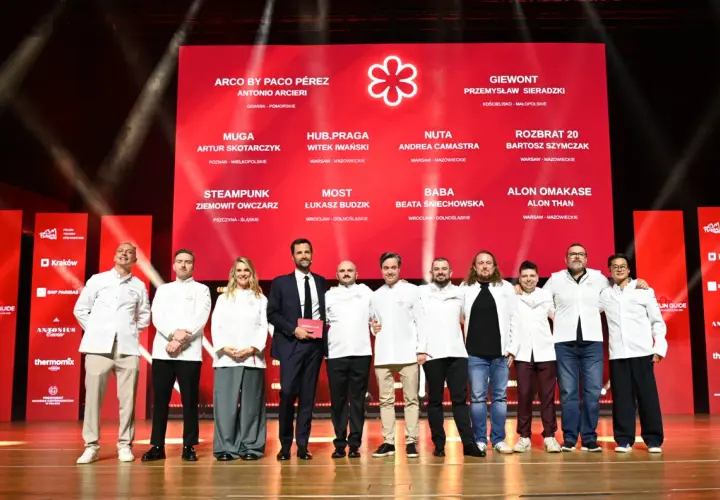Szefowie kuchni z restauracji z gwiazdką Michelin Polska na scenie podczas gali.