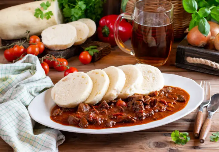 Gulasz po czesku z knedlikami i piwem. Pyszne danie, które przeniesie Cię wprost do Czech.