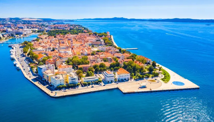 Zadar: malownicze miasto z widokiem na morze, idealne na rodzinne wakacje. Atrakcje dla dzieci czekają!