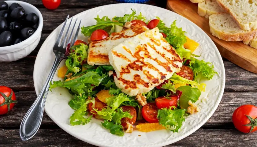 Sałatka z grillowanym serem halloumi, pomidorkami koktajlowymi i pomarańczą.