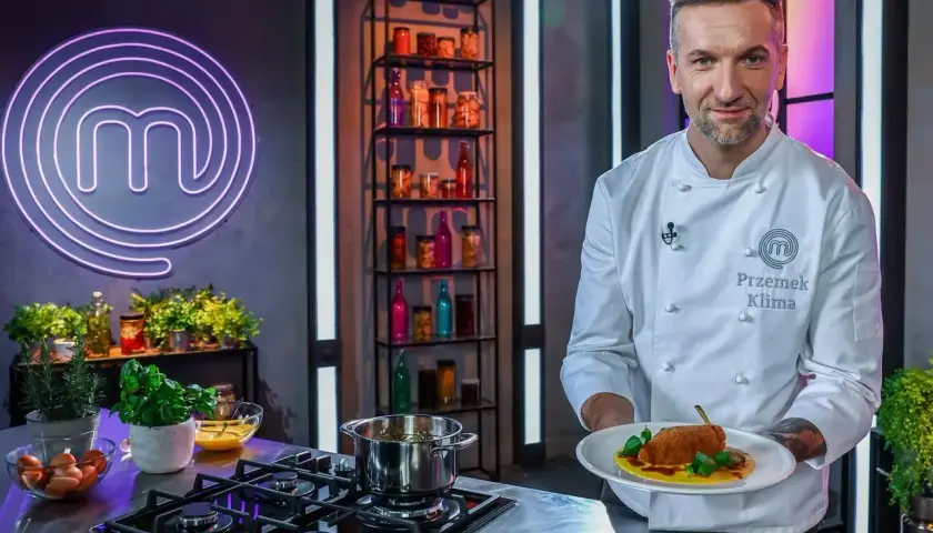Przemek Klima prezentuje danie w kuchni MasterChefa.