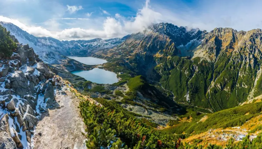 Piękne polskie góry, gdzie jechać? Tatry Zachodnie z Morskim Okiem i otaczającymi szczytami, pokryte jesiennym złotem i pierwszym śniegiem.