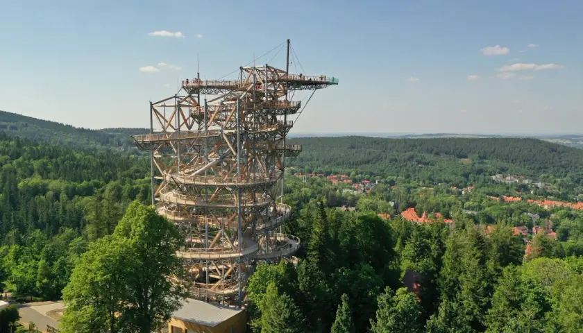 Nowa, drewniana wieża widokowa na Dolnym Śląsku oferuje wspaniałe panoramy.
