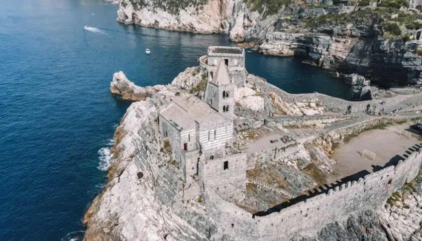 Porto Venere, Włochy: kościół św. Piotra na skale, idealne miejsce, by zobaczyć, co zwiedzać we Włoszech.