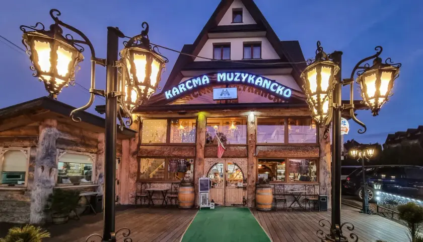 Karczma Muzykacko w Zakopanem, idealne miejsce, by dowiedzieć się, co zjesc w Zakopanem. Klimatyczne oświetlenie i góralski styl.