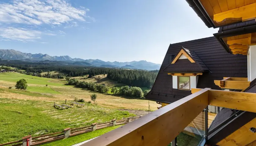 Widok z tarasu hotelu Kopieniec na zielone wzgórza i Tatry.
