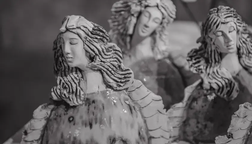 Trzy ceramiczne postacie kobiet z rozwianymi włosami, przypominające anioły. Unikatowa ceramika z Lanckorony.