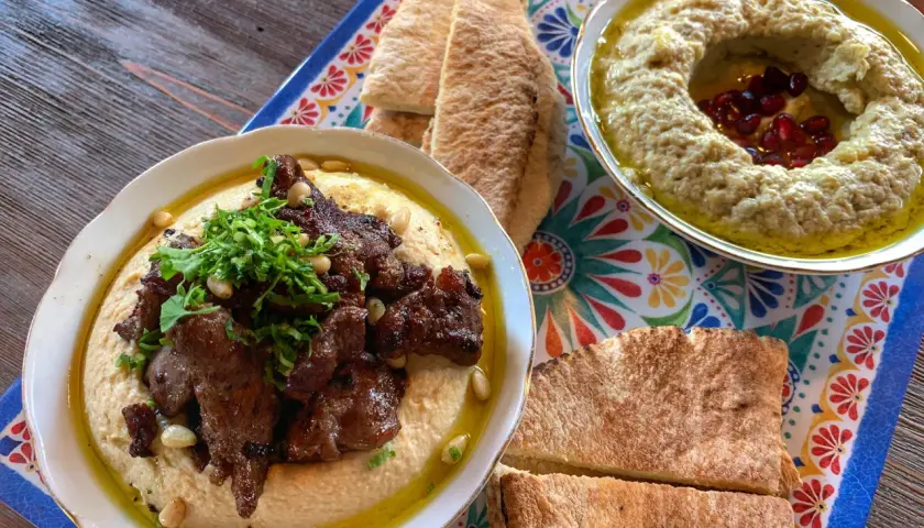 Hummus z mięsem i granatem, jak z Kuchennych Rewolucji w Kazimierzu Dolnym. Idealny na wspólny posiłek.