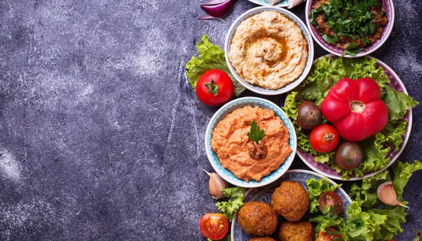 Pyszne falafel, hummus i inne przysmaki kuchni żydowskiej w Warszawie.
