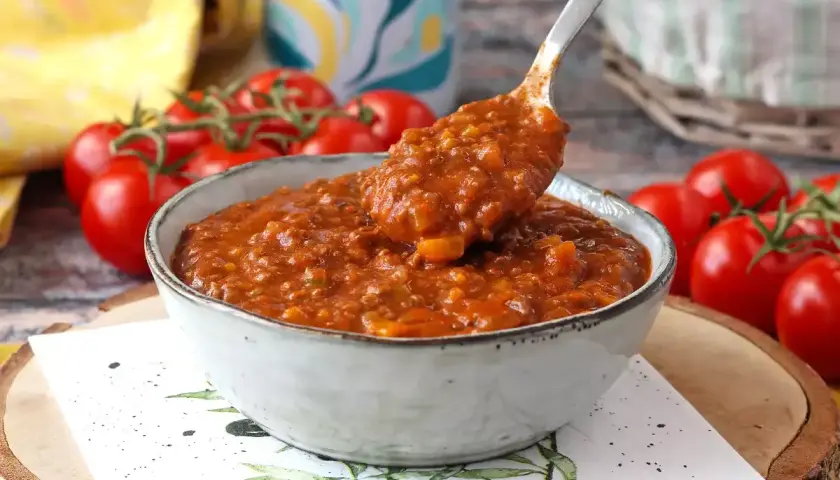 Gęste, aromatyczne ragu w misce, gotowe do podania. Idealny przepis na sos do makaronu.