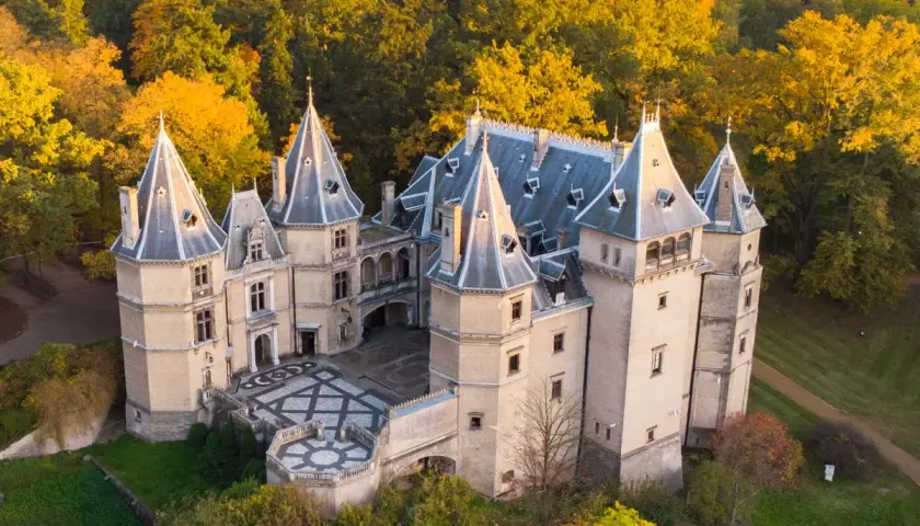 Piękny zamek w otoczeniu jesiennych drzew. Jedno z wielu wspaniałych zamków w Polsce, zachwyca architekturą i malowniczym położeniem.