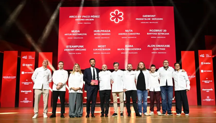Szefowie kuchni z restauracji z gwiazdką Michelin Polska na scenie podczas gali.
