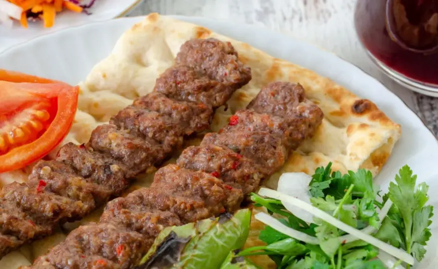 Adana kebab przepis - Jak zrobić soczyste mięso, które nie spada?