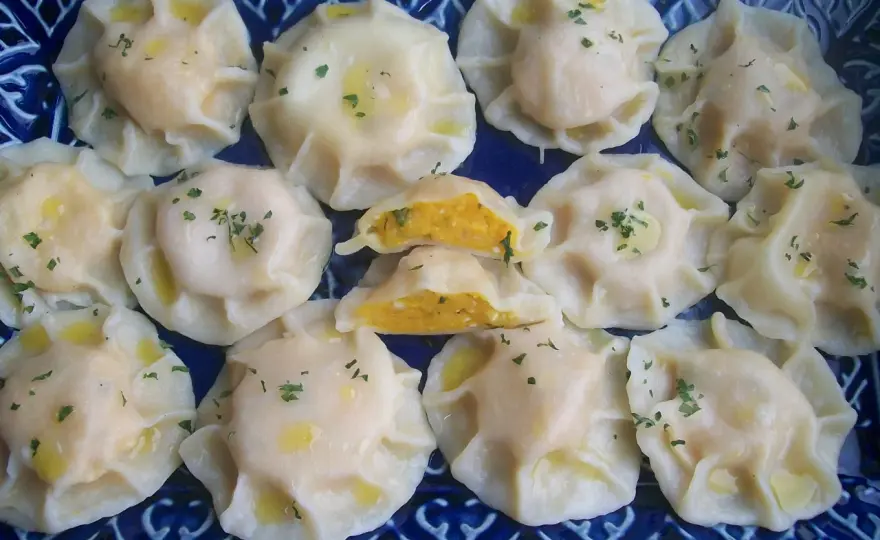 Pierogi z dynią - Jak zrobić gęsty farsz i cienkie ciasto?