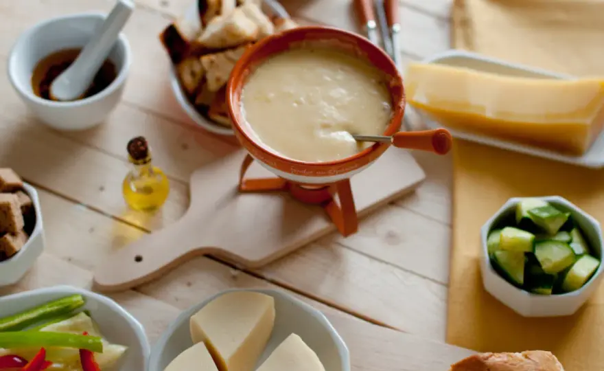 Jaki ser do fondue wybrać - Poznaj sekrety idealnie gładkiej masy