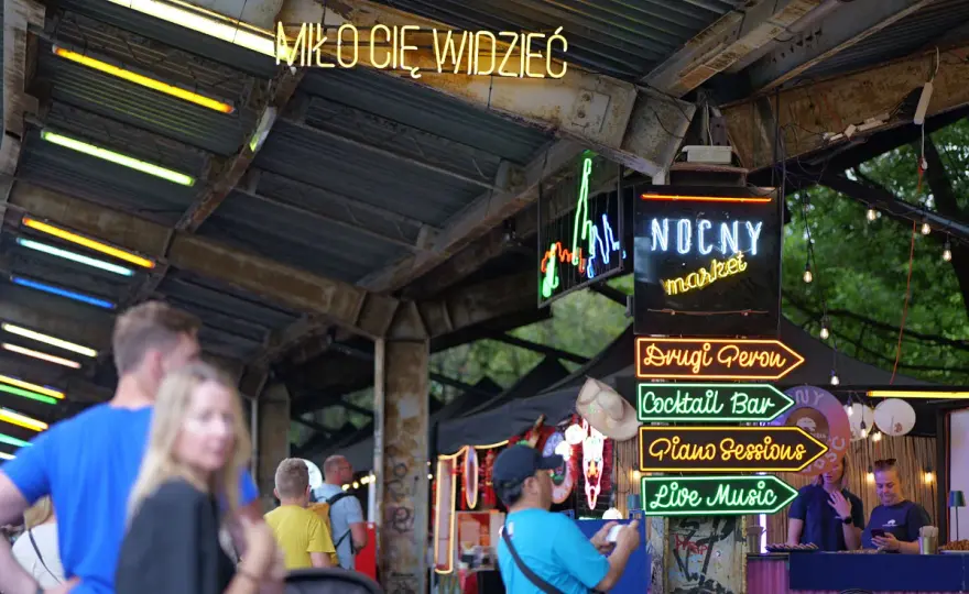 Nocny Market Warszawa 2026 - Co warto zjeść i jak uniknąć tłumów?