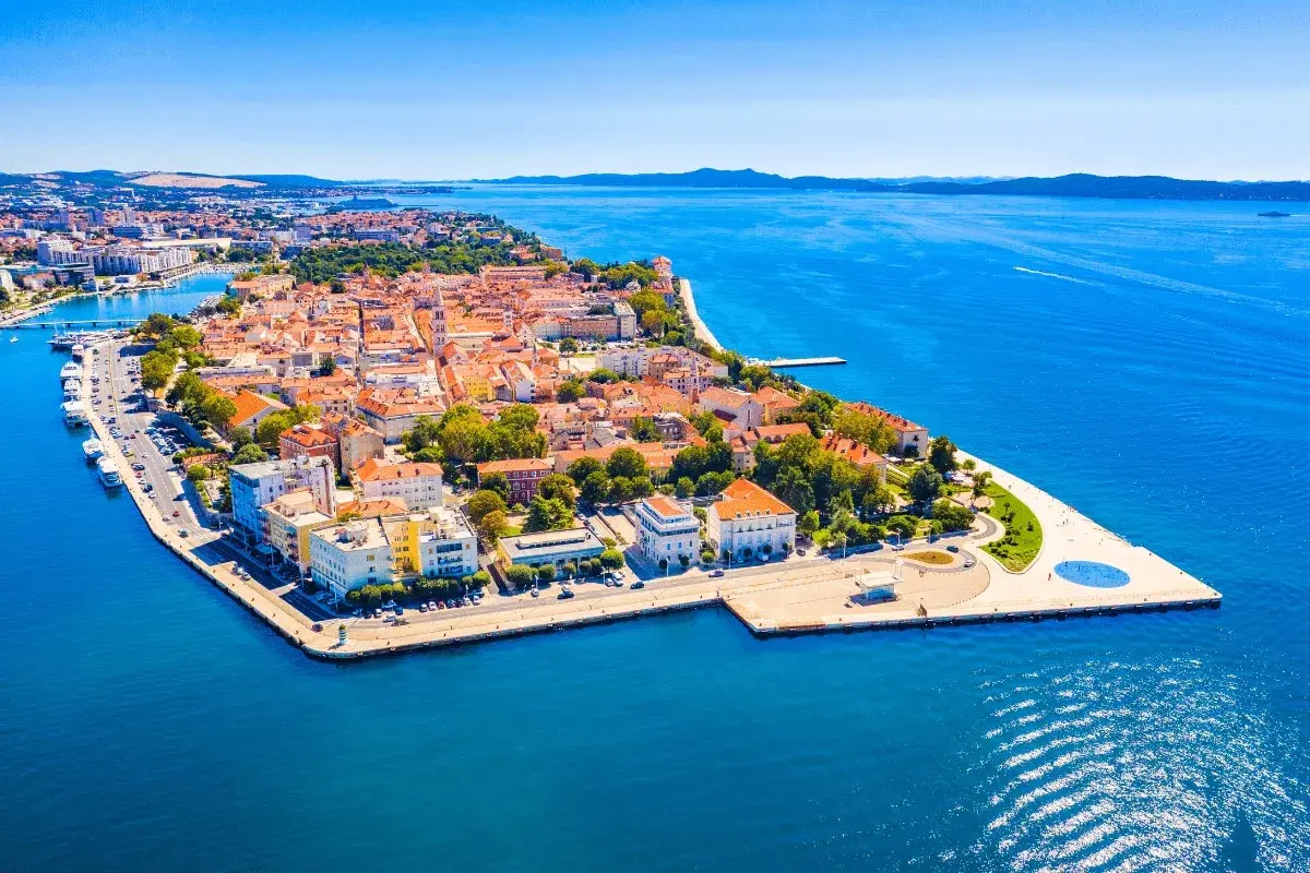 Zadar: malownicze miasto z widokiem na morze, idealne na rodzinne wakacje. Atrakcje dla dzieci czekają!