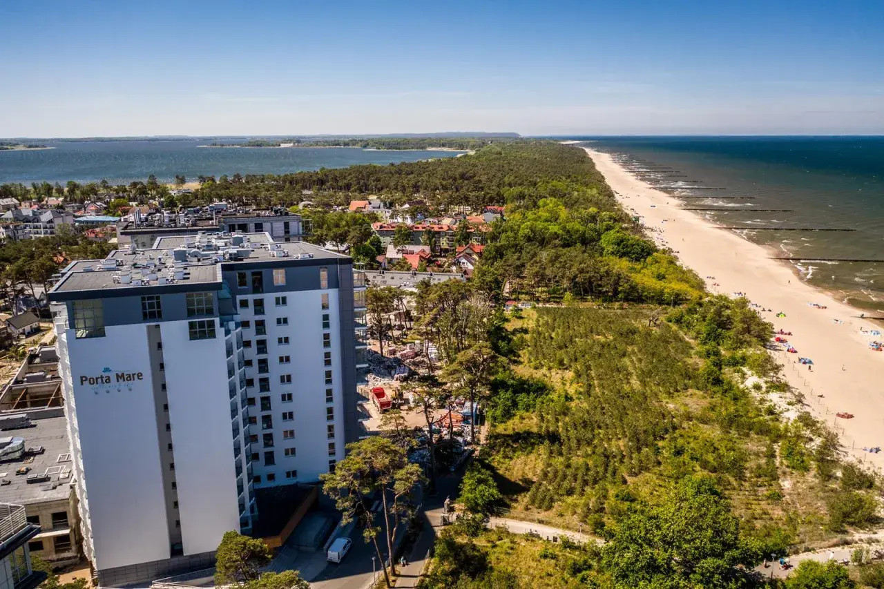 Porta Mare Active & Spa Resort z widokiem na morze i plażę. W tle jezioro i las.