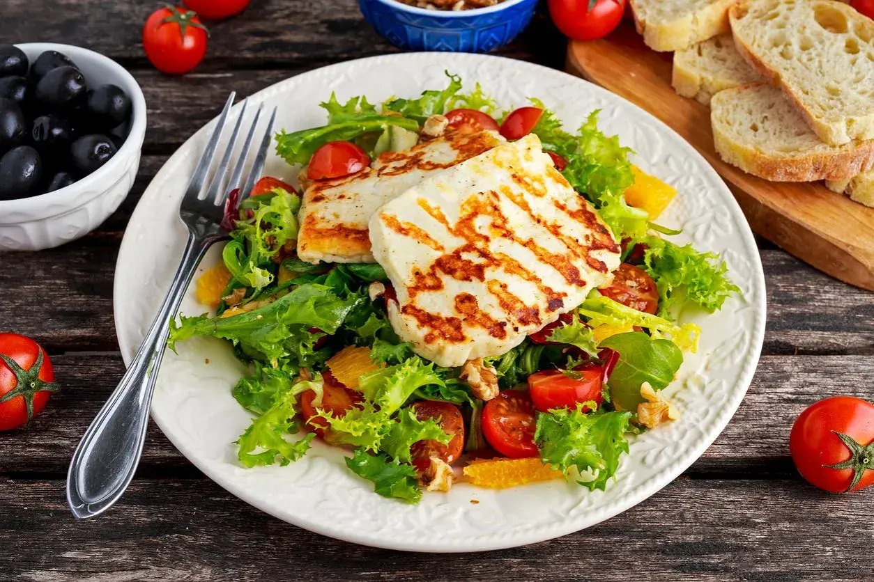 Sałatka z grillowanym serem halloumi, pomidorkami koktajlowymi i pomarańczą.