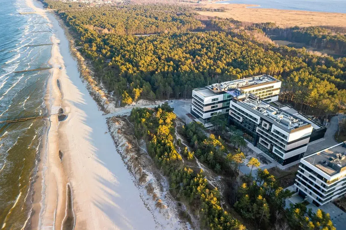 Nowoczesny hotel w lesie, tuż przy piaszczystej plaży i morzu. Idealne miejsce na wypoczynek.