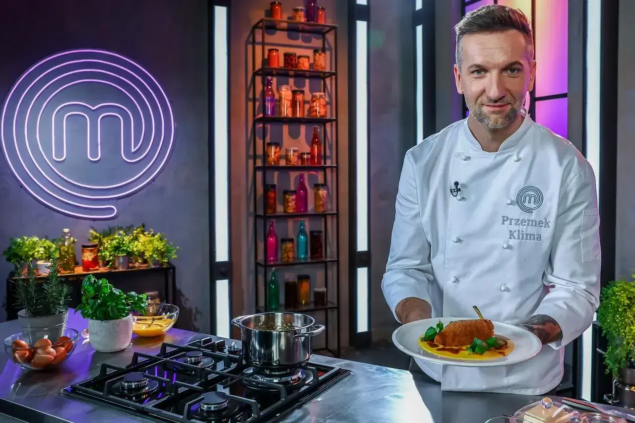 Przemek Klima prezentuje danie w kuchni MasterChefa.