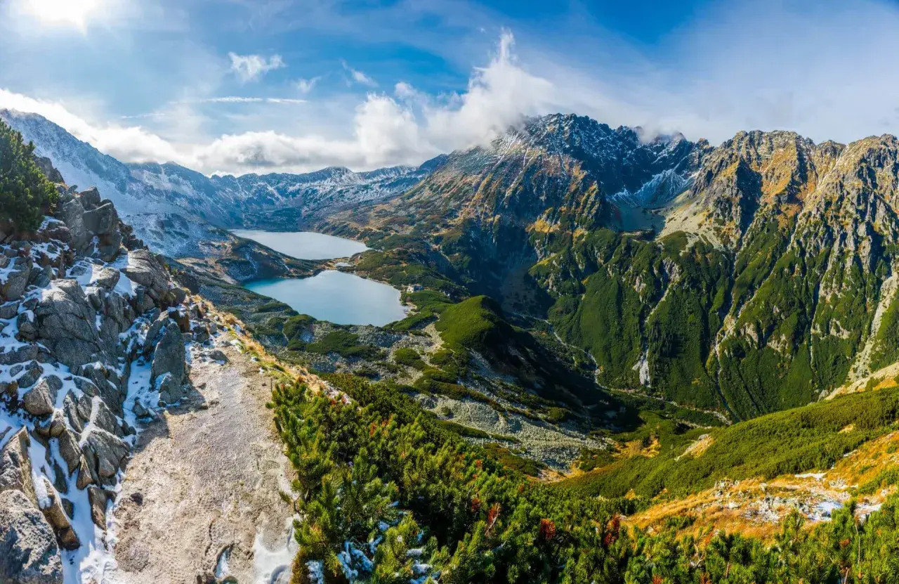 Piękne polskie góry, gdzie jechać? Tatry Zachodnie z Morskim Okiem i otaczającymi szczytami, pokryte jesiennym złotem i pierwszym śniegiem.