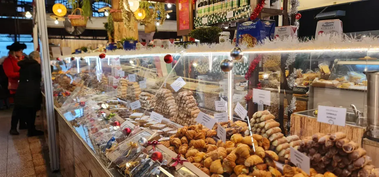 Wrocławska hala targowa kusi słodkościami: sterty ciastek, panettone i cannoli w świątecznej odsłonie.