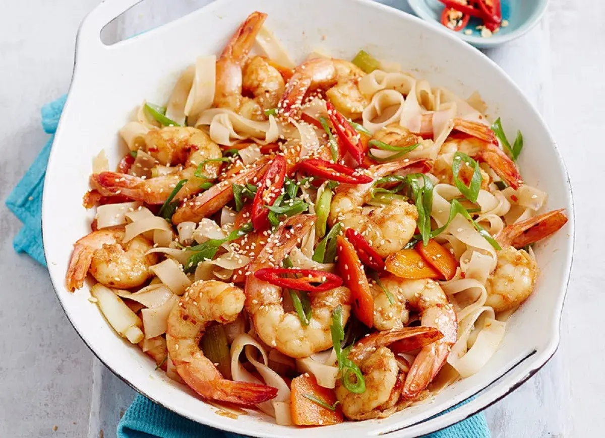 Pyszne danie z krewetkami, makaronem ryżowym, papryczką chili i sezamem.