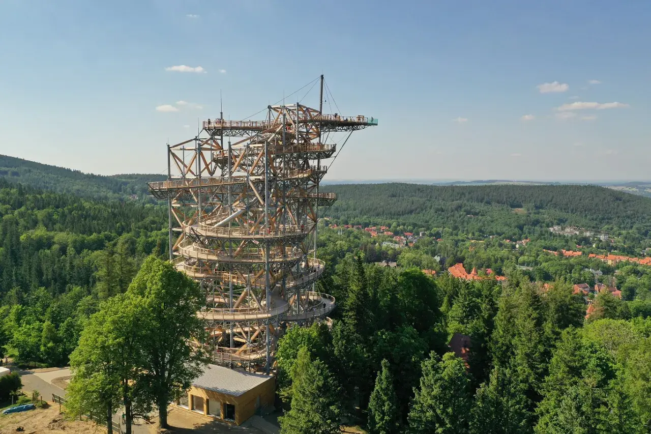 Nowa, drewniana wieża widokowa na Dolnym Śląsku oferuje wspaniałe panoramy.