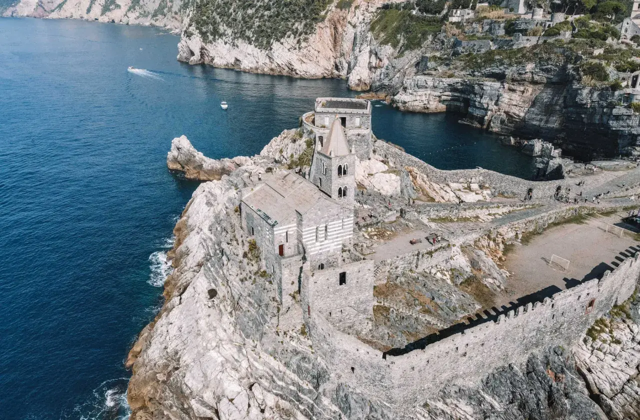 Porto Venere, Włochy: kościół św. Piotra na skale, idealne miejsce, by zobaczyć, co zwiedzać we Włoszech.