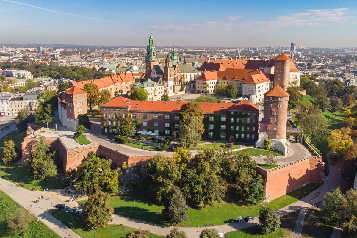 Wawel – serce Krakowa, gdzie historia splata się z pięknem. Odkryj intymne miejsca w Krakowie, spacerując po królewskim wzgórzu.