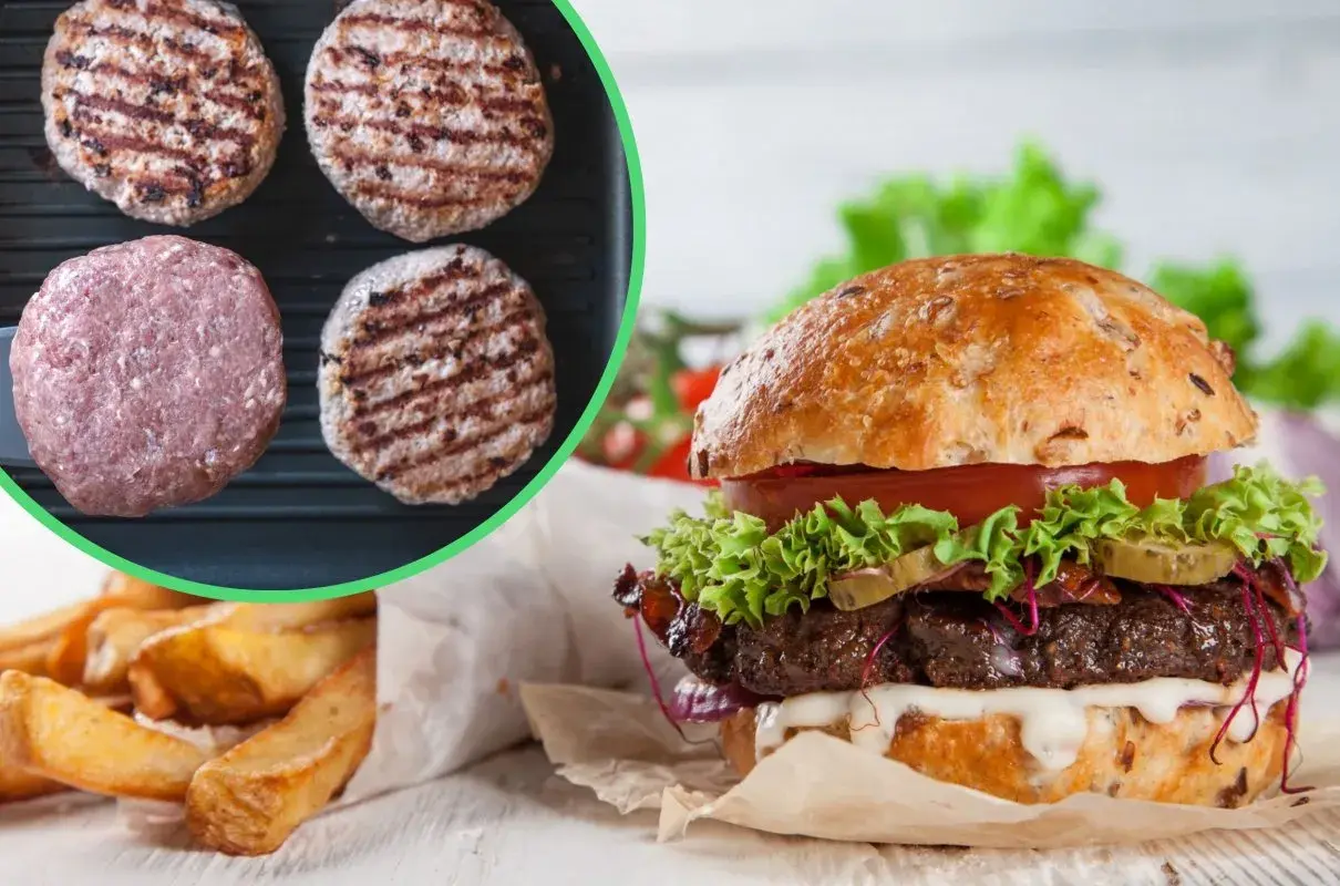 Pyszny hamburger przepis: surowe i grillowane kotlety wołowe, bułka, sałata, pomidor, ogórek, cebula i frytki.