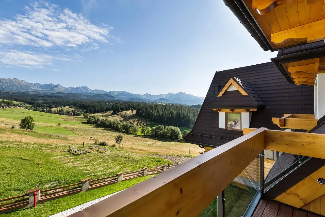 Widok z tarasu hotelu Kopieniec na zielone wzgórza i Tatry.