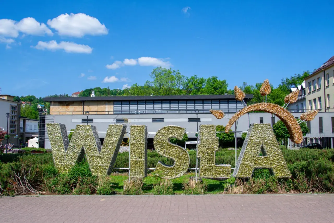 Witaj w Wiśle! Te lśniące litery to dopiero początek atrakcji. Słońce i błękitne niebo zapraszają do odkrywania uroków tego miejsca.