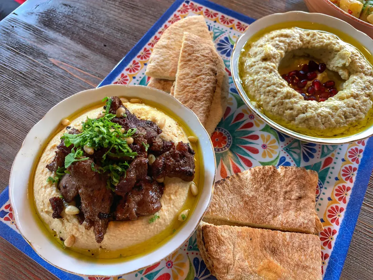 Hummus z mięsem i granatem, jak z Kuchennych Rewolucji w Kazimierzu Dolnym. Idealny na wspólny posiłek.