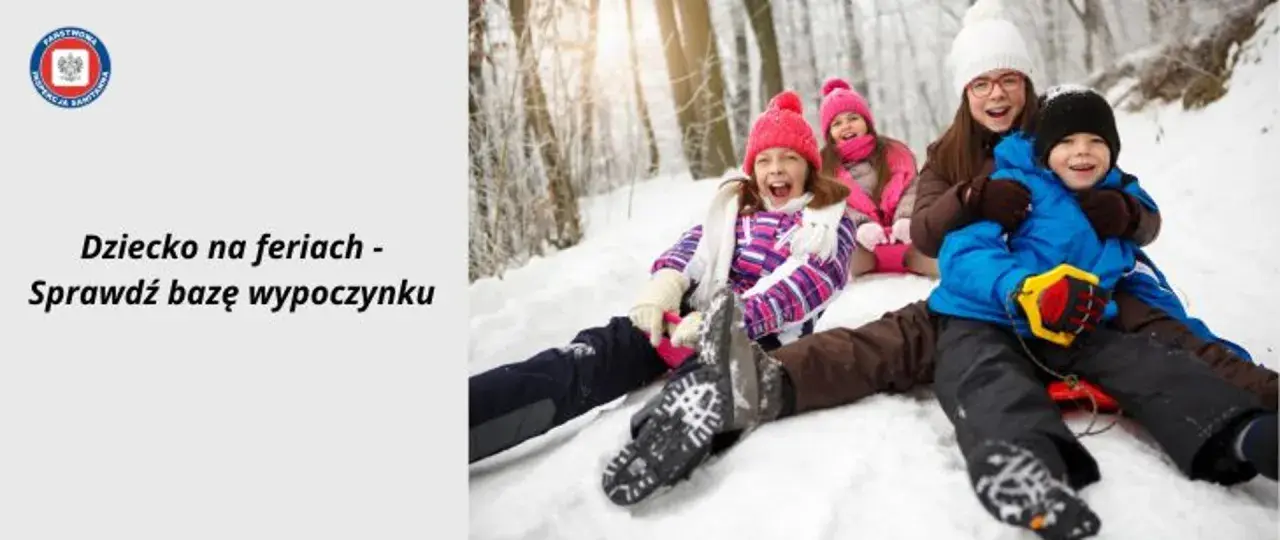 Radosne dzieci zjeżdżają na sankach zimą. Szukasz pomysłu, gdzie na ferie z dziećmi? Sprawdź bazę wypoczynku.
