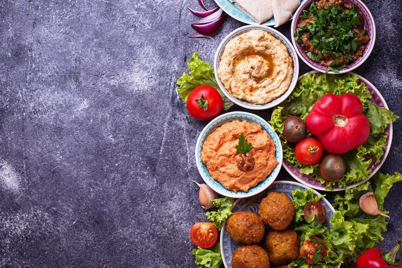 Pyszne falafel, hummus i inne przysmaki kuchni żydowskiej w Warszawie.