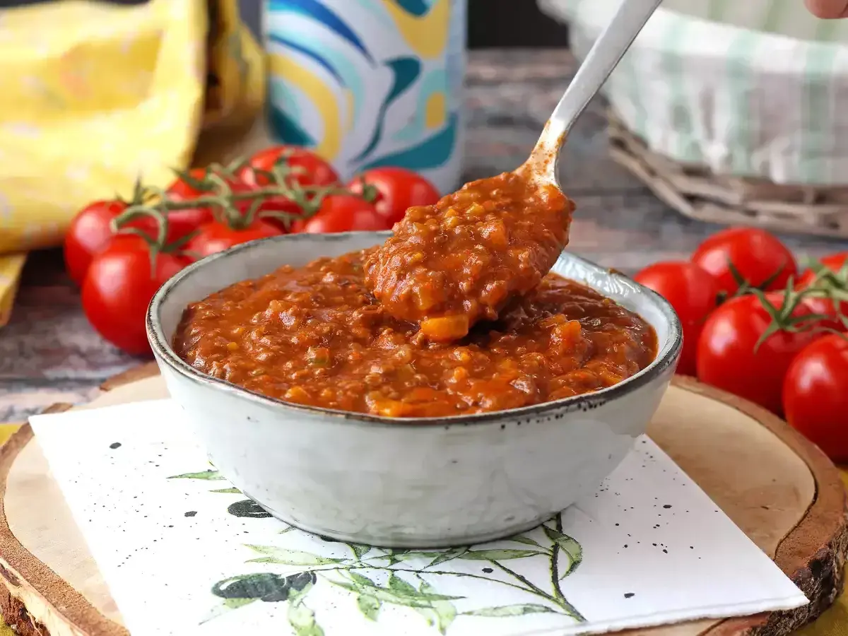 Gęste, aromatyczne ragu w misce, gotowe do podania. Idealny przepis na sos do makaronu.
