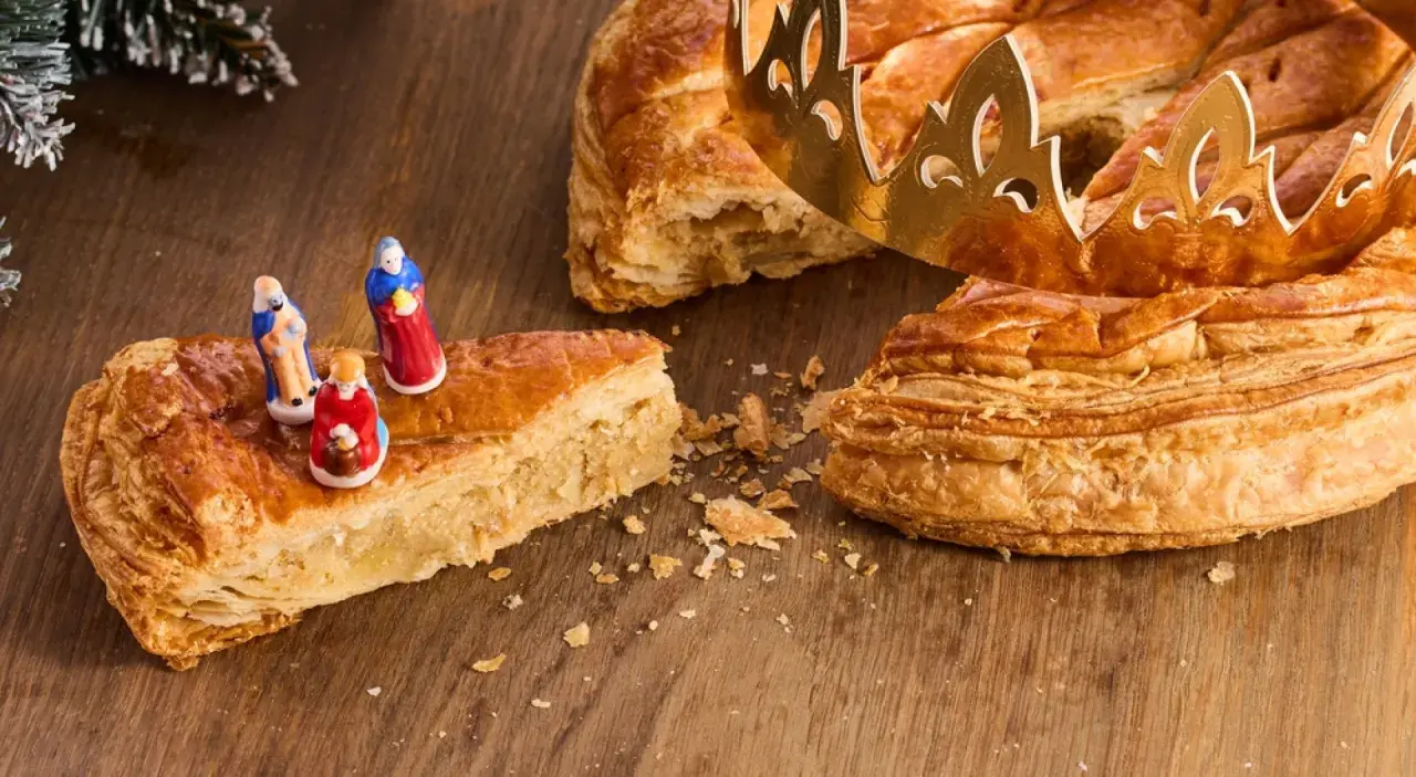 Złota korona i figurki Trzech Króli na pyszne ciasto trzech króli.