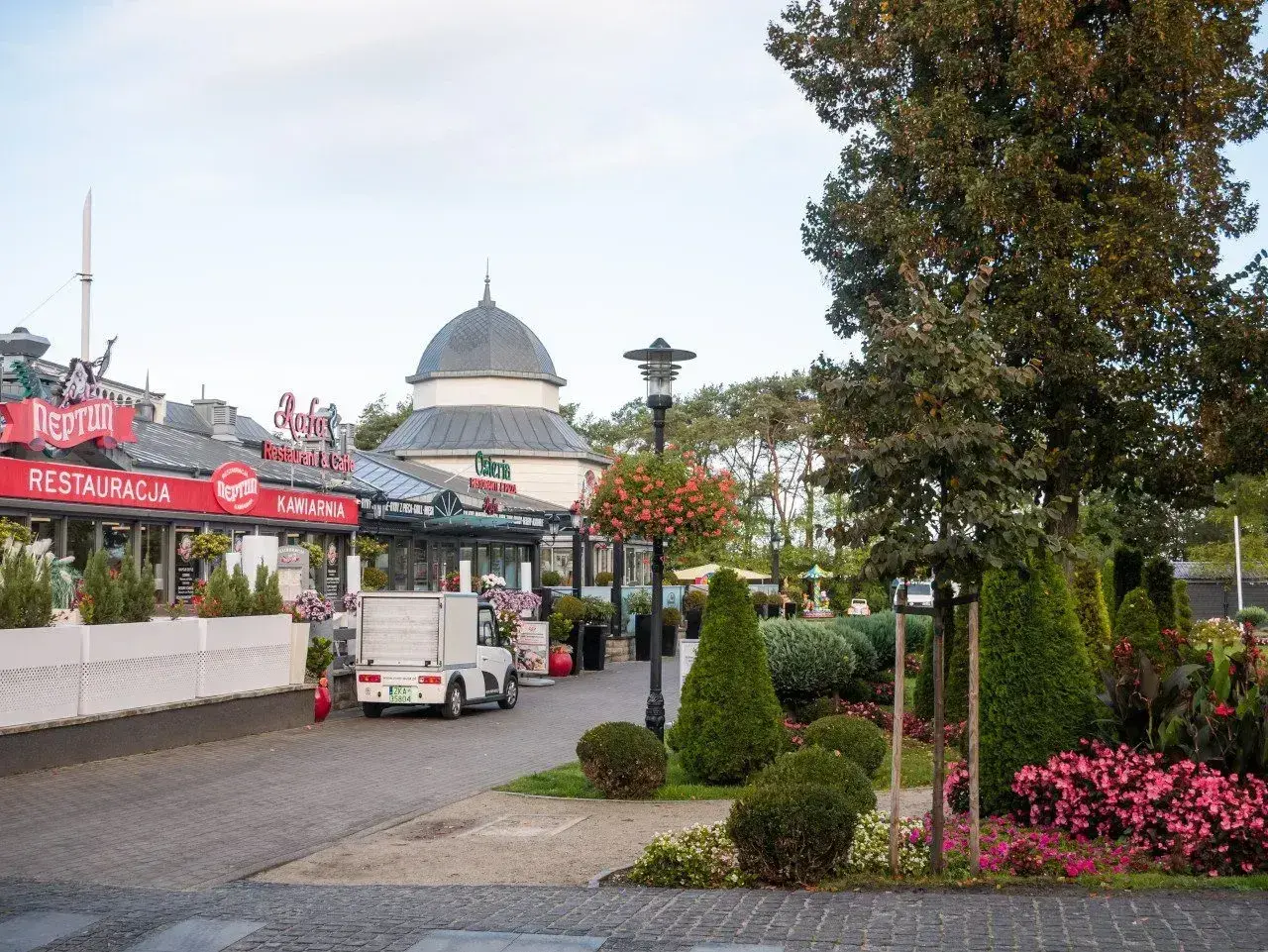 Urokliwe międzyzdroje atrakcje: restauracje, kawiarnie i zadbane zielone tereny tworzą przyjazną atmosferę.