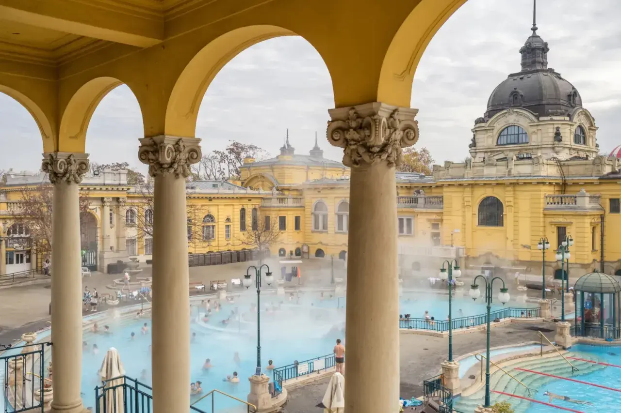 Kąpiel w parujących basenach termalnych w Budapeszcie, podziwiając żółtą architekturę.