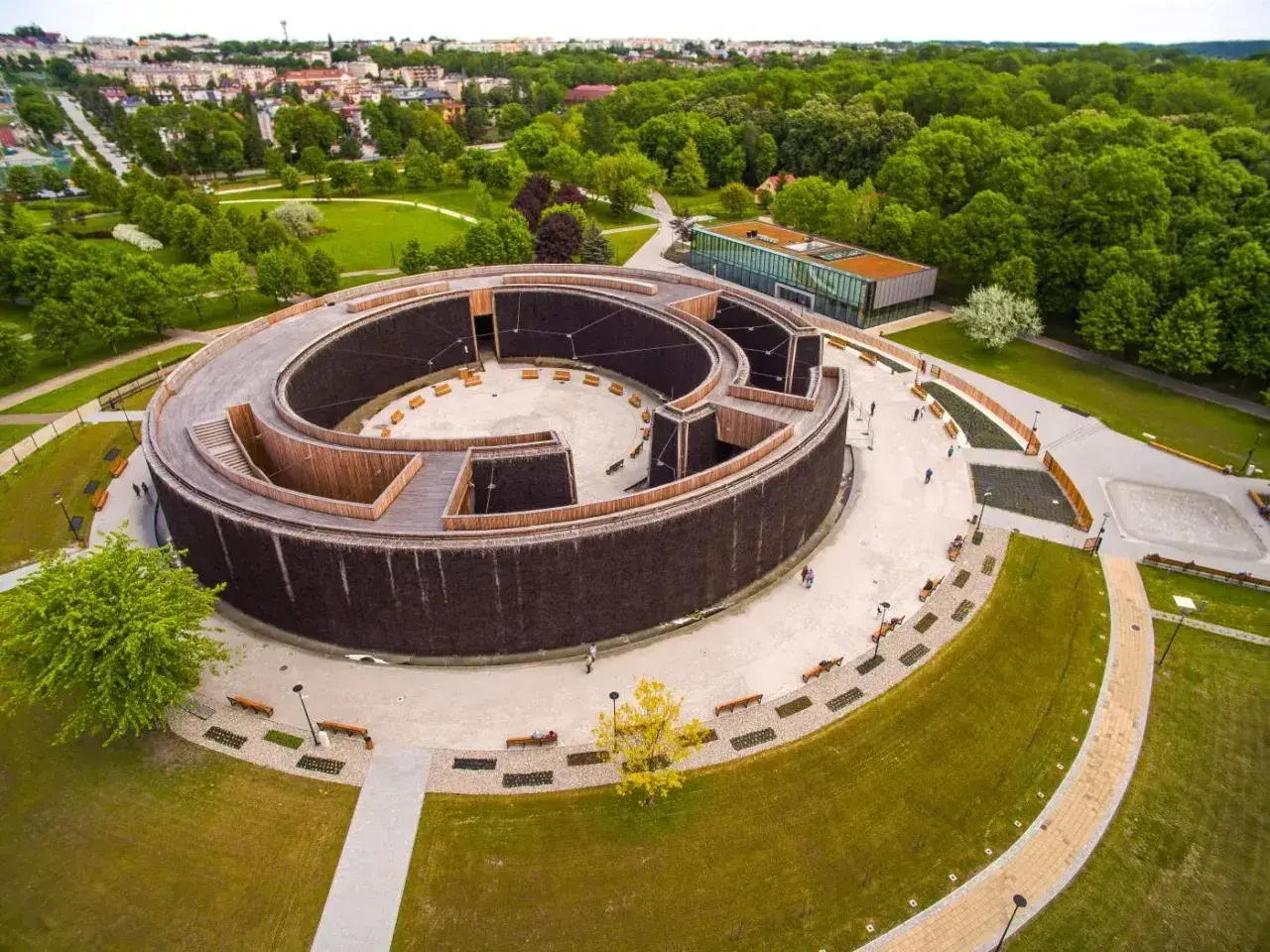 Tężnia w Busku-Zdroju, jedna z głównych atrakcji, otoczona zielenią i nowoczesną architekturą.